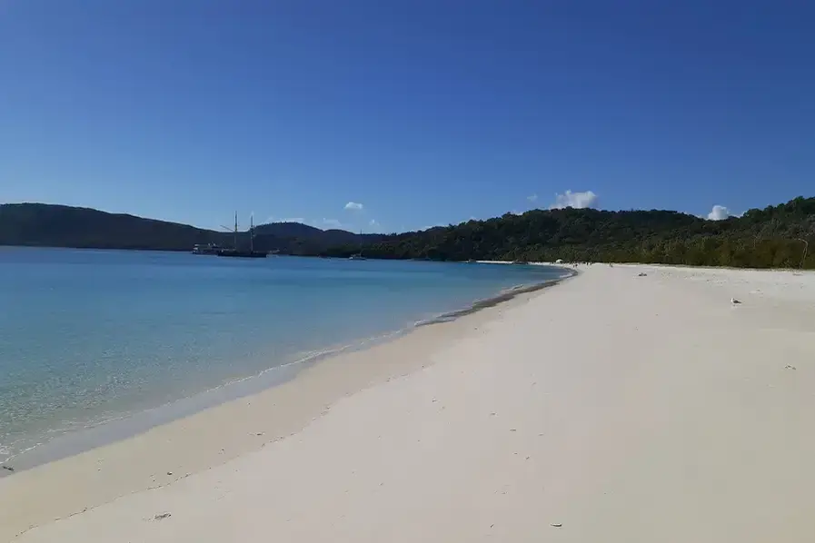 White silica sand of Whitehaven Beach on Whitsunday Island