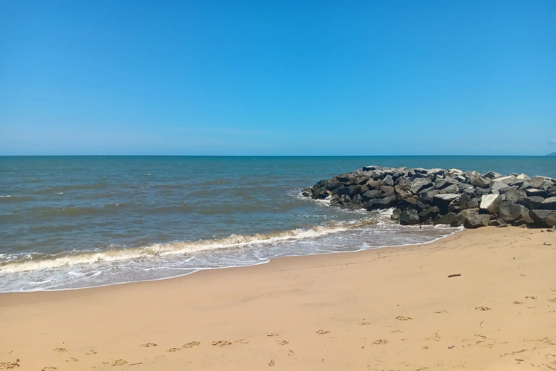 Looking out to the Coral Sea from Holloways Beach in Tropical North Queensland